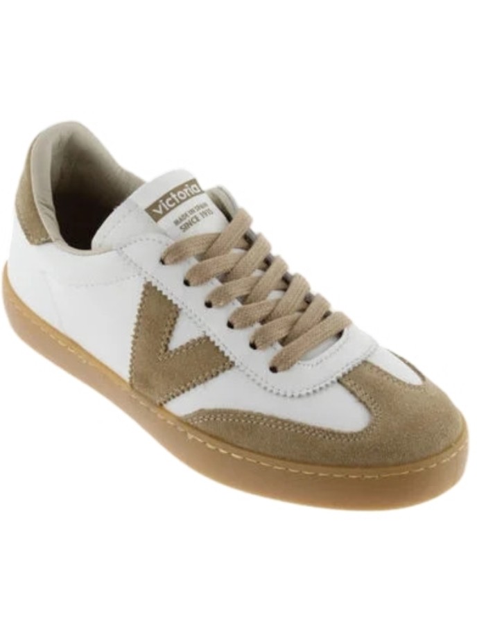Zapatillas blancas unisex fabricadas en España en material efecto piel y piezas de serraje. Cierre mediante cordones al tono y n
