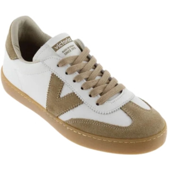 Zapatillas blancas unisex fabricadas en España en material efecto piel y piezas de serraje. Cierre mediante cordones al tono y n