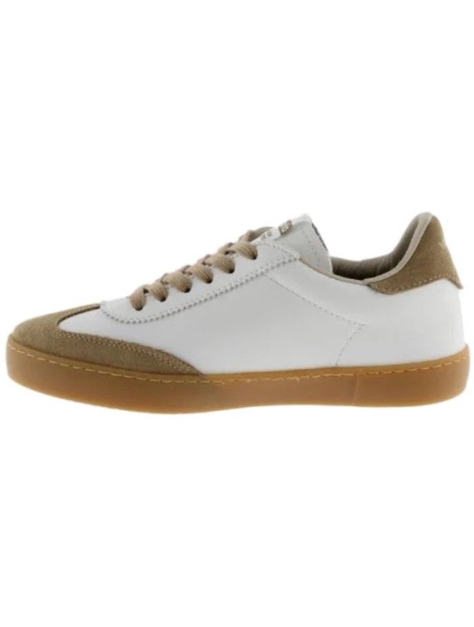Zapatillas blancas unisex fabricadas en España en material efecto piel y piezas de serraje. Cierre mediante cordones al tono y n