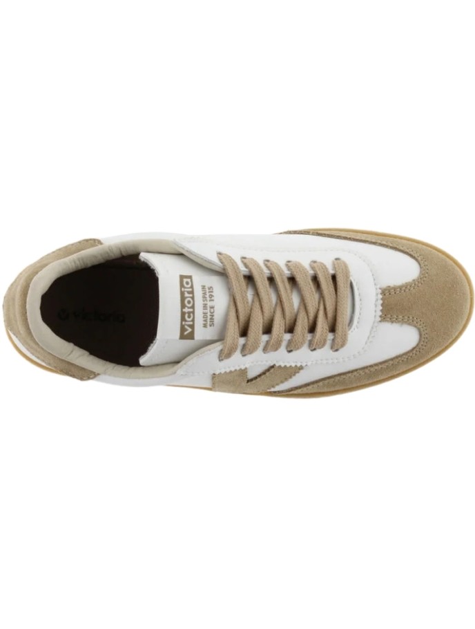 Zapatillas blancas unisex fabricadas en España en material efecto piel y piezas de serraje. Cierre mediante cordones al tono y n