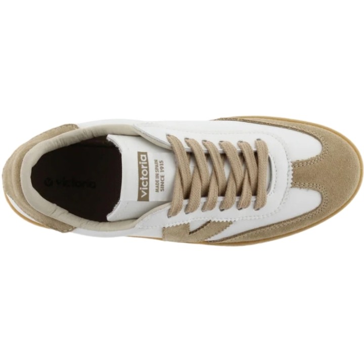 Zapatillas blancas unisex fabricadas en España en material efecto piel y piezas de serraje. Cierre mediante cordones al tono y n