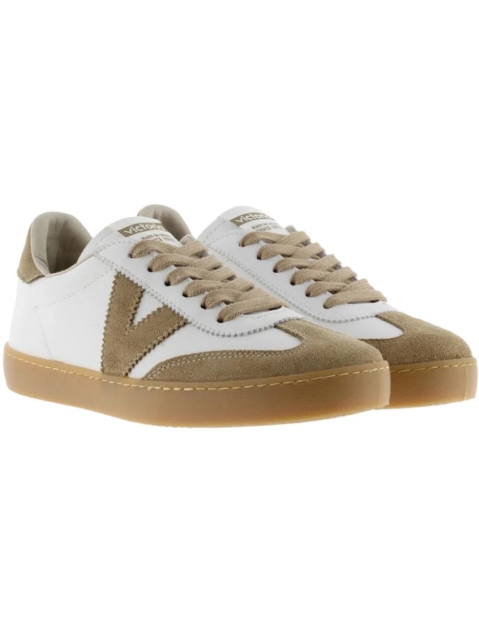 Zapatillas blancas unisex fabricadas en España en material efecto piel y piezas de serraje. Cierre mediante cordones al tono y n