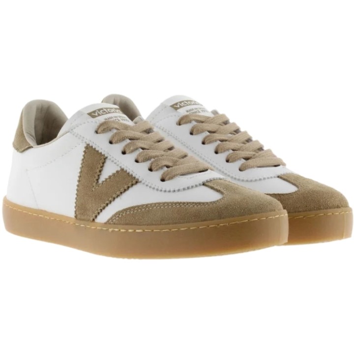 Zapatillas blancas unisex fabricadas en España en material efecto piel y piezas de serraje. Cierre mediante cordones al tono y n