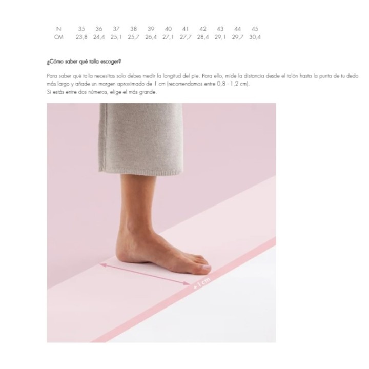 Zapatillas blancas unisex fabricadas en España en material efecto piel y piezas de serraje. Cierre mediante cordones al tono y n